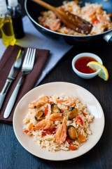 stir fried rice noodles with prawns and mussels