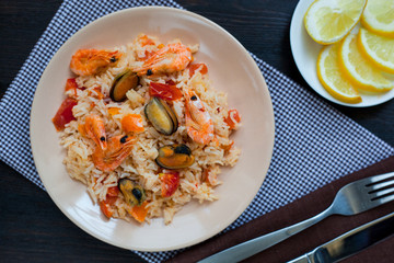 stir fried rice noodles with prawns and mussels