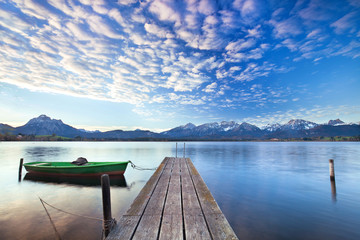 Alpensee mit Boot am Steg