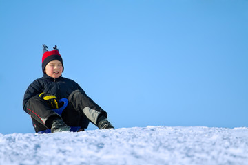 Fototapeta na wymiar Little child playing in snow