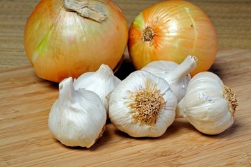 White onions and garlic bulbs © Arena Photo UK