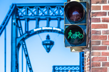 Grüne Ampel für Radfahrer und Fußgänger