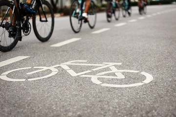 Obraz premium Bicycle sign or icon and movement of cyclist in the park