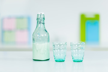 milch mit gläsern