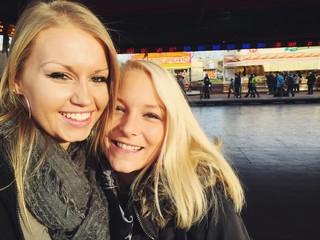 Freundinnen vor dem Autoscooter