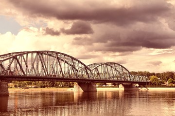 Fototapety  Most w Toruniu, Polska. Odcień koloru przetworzony krzyżowo.