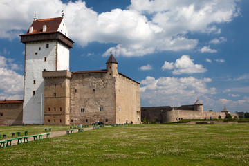Obraz premium Two fortresses on parties from river which is border.Narva