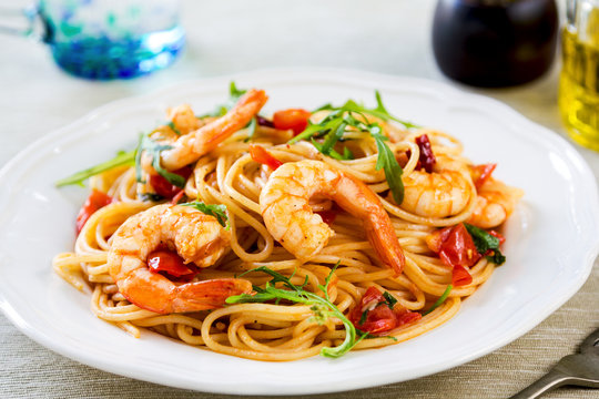 Spaghetti with prawn and tomato