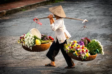 Foto op Plexiglas Het leven van bloemistverkoper bij kleine markt in HANOI, Vietnam © cristaltran