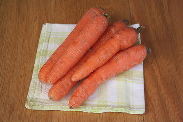 carote su tavolo di legno