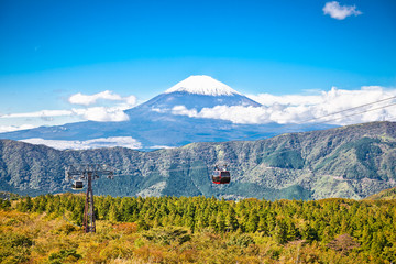 Fototapeta premium Kolej linowa w Hakone w Japonii z widokiem na góry Fuji