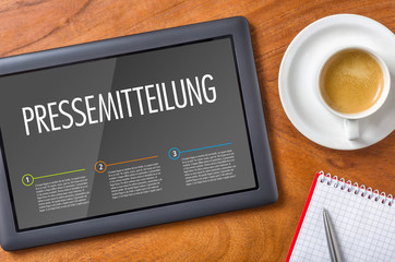 Tablet auf Schreibtisch - Pressemitteilung