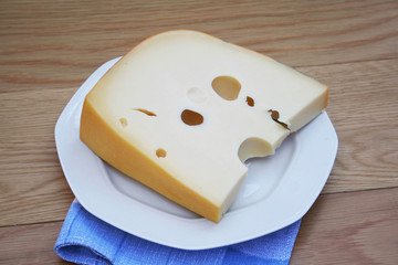 fetta di formaggio con i buchi su piatto