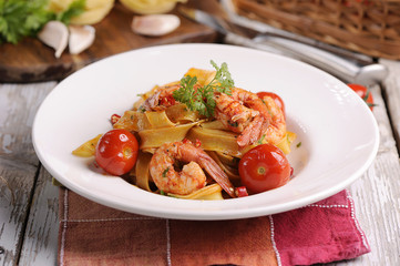 Tagliatelle with prawns and tomatoes