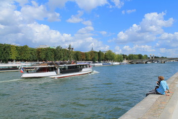 Fototapeta na wymiar Touristes sur les quais de seine à Paris