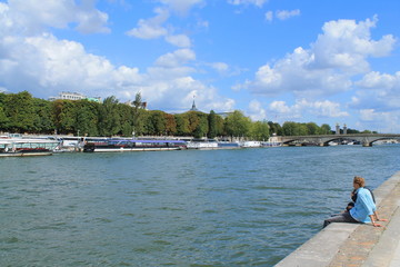 Fototapeta premium Touristes sur les quais de seine à Paris, France
