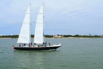 Obraz premium Promenade en voilier à La Rochelle, France