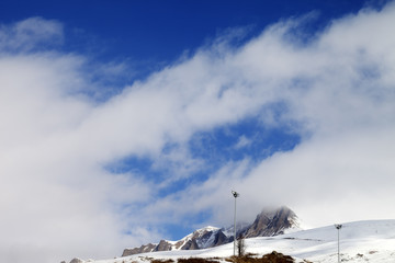 Obraz premium Ski slope and blue sky with clouds