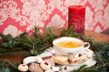 romantische Weihnachtsdekoration mit Kräutertee und Plätzchen