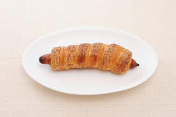 お皿にのせた フランクロール パン テーブルクロス