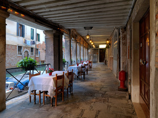 Portico con tavolini