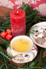 Weihnachtsdekoration mit Kräutertee, Plätzchen, Kerze