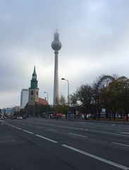 Berliner Fernsehturm Alex im Nebel