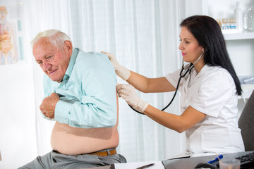Obraz premium Doctor examining a senior patient