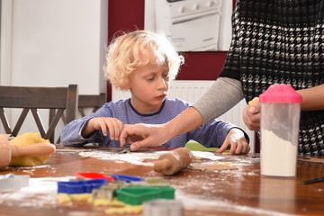 Kleiner Junge beim Plätzchen backen