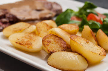 Faux filet de boeuf sauce au poivre, pommes de terres sautées ma