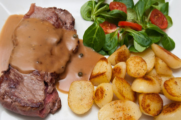 Faux filet de boeuf sauce au poivre, pommes de terres sautées ma