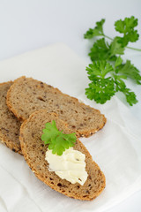 Körnerbrot mit Butter