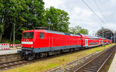 Obraz premium Regionalny pociąg ekspresowy na Dworcu Centralnym w Kilonii - Niemcy