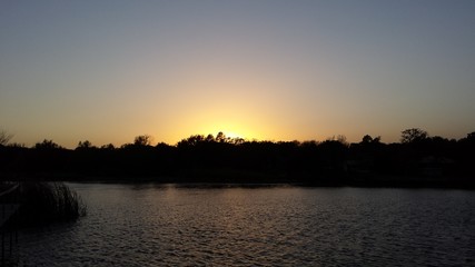 Obraz premium Cloudless Lake sunset