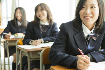 授業を受ける女子高生