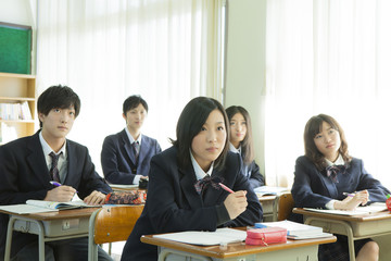 授業を受ける高校生たち