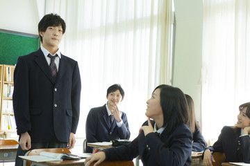 授業を受ける高校生たち