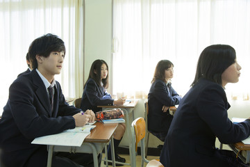 授業を受ける高校生たち