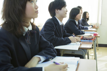 授業を受ける高校生たち