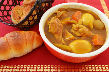 美味しそうなカレーとパン