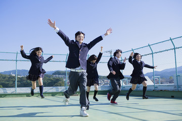 屋上ではしゃぐ高校生たち