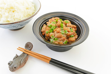 小皿に入れた納豆