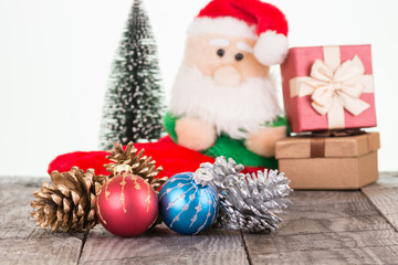 Obraz premium Colorful Christmas baubles and pine cones