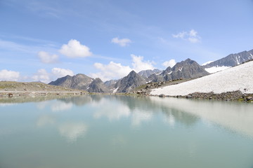 Fototapeta na wymiar See in den Stubaier Alpen