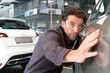 Kunde testet Lackierung im Autohaus