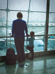 Fototapeta na wymiar father and son looking at planes in the airport