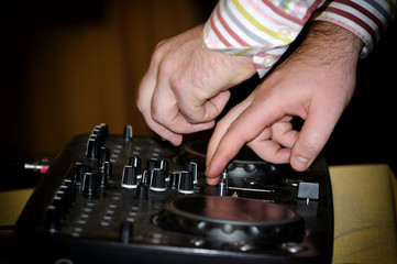 Dj mixes the track