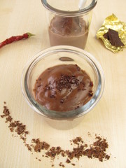 Schokoladenpudding mit Chili