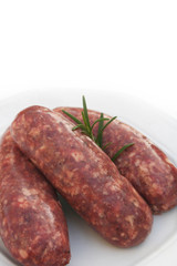 salsicce al fegato su piatto_ sfondo bianco