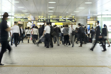 大混雑する大都会の駅を行き交う様々な人々 イメージ（スローシャッター）